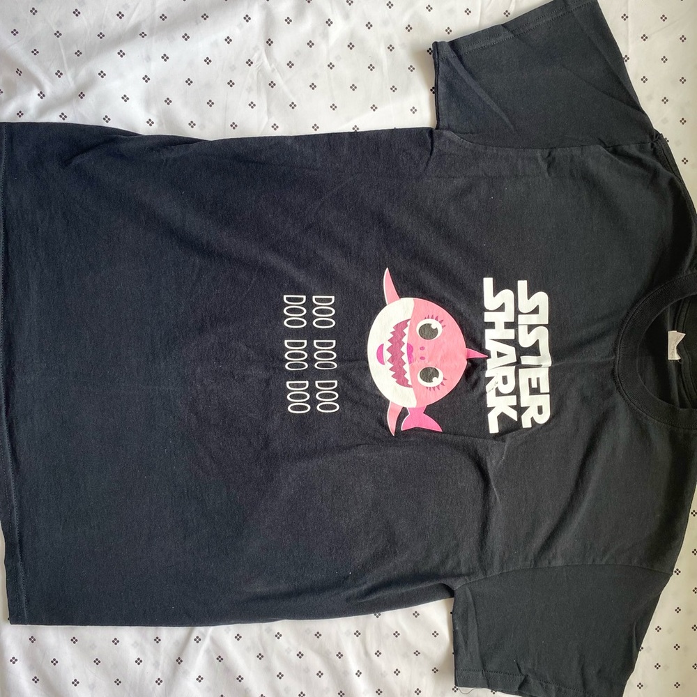 SISTER SHARK graphic tee